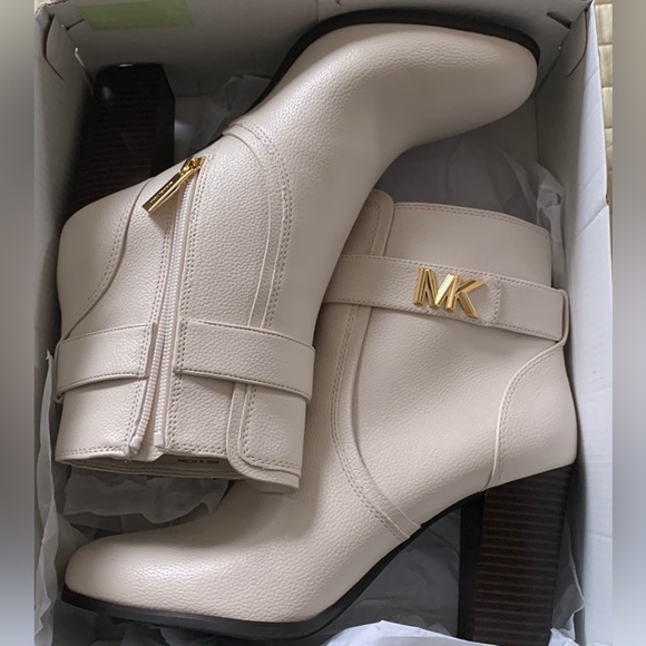 COPY - 🤍New Michael Michael Kors Jilly Bootie, Size 9🤍 - Picture 3 of 3
